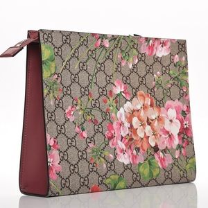 Gucci Supreme Monogram Blooms. Large cosmetic case can be worn as a clutch‼️